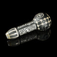 Laad de afbeelding in de Gallery-viewer, Maya Face in Color Black Frit Hand Pipe
